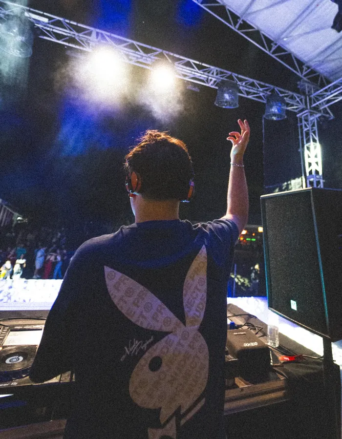 LLADI de espaldas saludando al público en el Talavera Fest