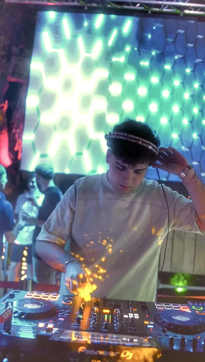 LLADI frente a una pantalla LED con chispas